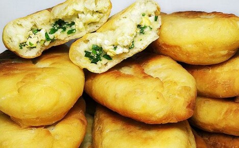 Pies with wild garlic and egg: original flavored wild onion filling for delicate homemade baking