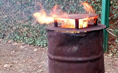 Incinerator de deșeuri din țară dintr-un butoi