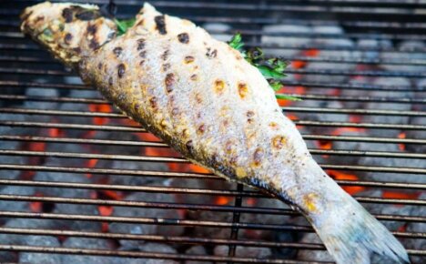 Hur mycket att grilla fisk - några hemligheter av en god och hälsosam maträtt