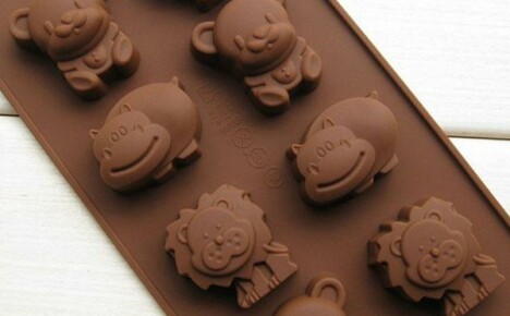 Untuk membuat coklat berbentuk, anda memerlukan acuan 3D silikon dari China