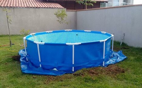 Montaje de una piscina de estructura en una cabaña de verano