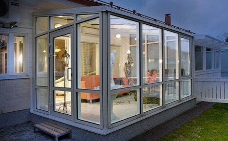 Valet av typ av glas för terrassen och verandan på ett lantgård eller sommarstuga