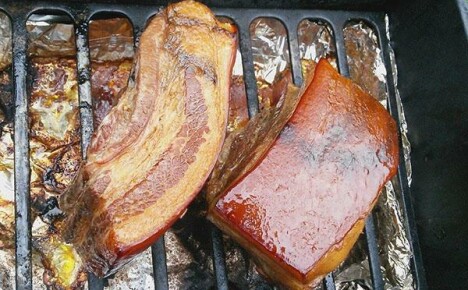 Како пушити свињску маст у пушењу топло димљеног: правила избора производа и најбољи рецепти
