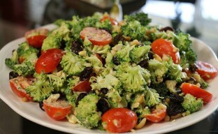 Eksotiskie brokoļu salāti - viegls 5 zvaigžņu kārums