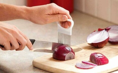 Een handige en praktische houder kiezen voor het snijden van uien