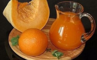 Usædvanligt velsmagende og sund græskarjuice med appelsiner til vinteren