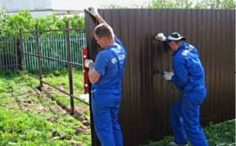 Installation d'une clôture à partir d'une tôle profilée dans le pays (vidéo)