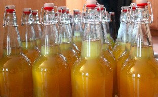 A simple recipe for apple cider vinegar at home and all possible ways to prepare it