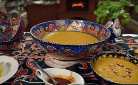 Linssoppa - förbereder första rätter av turkiskt kök