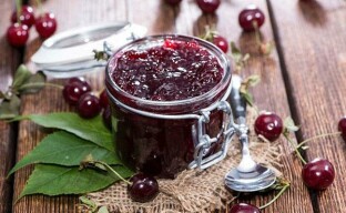 Winter cherry in the form of aromatic jam
