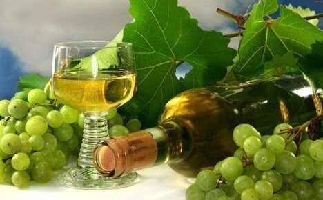 Champagne from grape leaves at home