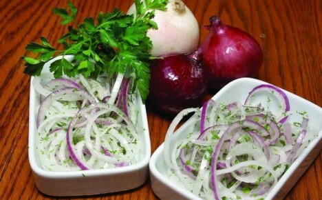 Resipi salad bawang dengan ramuan yang berbeza