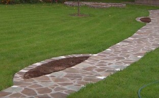 Természetes kőből készült kerti ösvény elrendezése