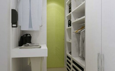 Hur ett gör-det-själv-omklädningsrum ska se ut från ett skafferi