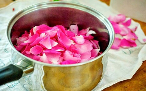 Какво може да се направи от розови листенца за празнична трапеза