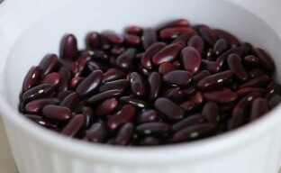 The benefits and harms of legumes for human health