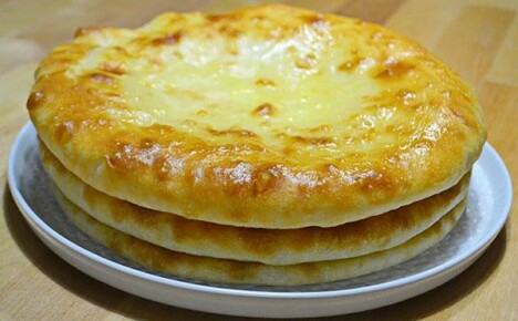 En enkel oppskrift på en ossetisk kake med ost og poteter til ekte gourmeter