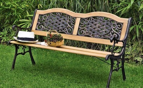 DIY step-by-step instructions for installing a bench in the garden