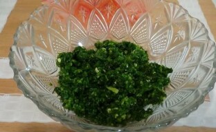 Výroba gruzínskej zelenej adjiky z koriandra a petržlenu