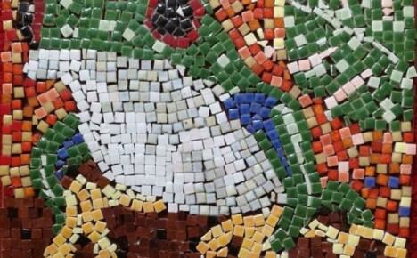 Il mosaico fai-da-te nel paese è un compito abbastanza fattibile!