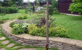 Начини за украса на градина на склон