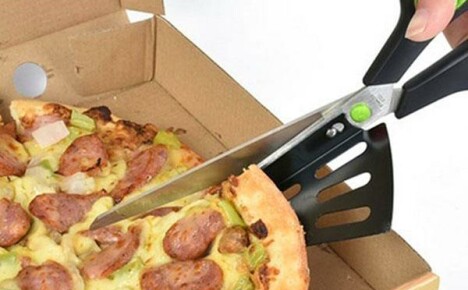 Un insolito coltello a forbice dalla Cina per tagliare la pizza