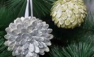We maken originele kerstboomversieringen van pompoenpitten - een volumetrische bal en een prachtige chrysant