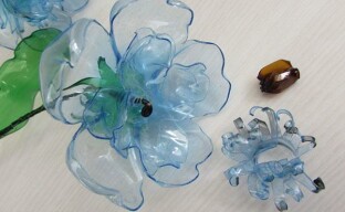 Hur man gör enkla blommor från plastflaskor