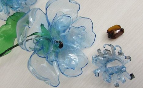 How to make simple flowers from plastic bottles