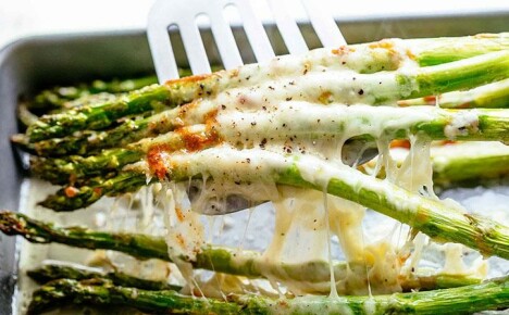 Cheese-baked asparagus and creativity