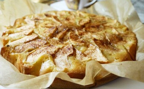Рецепта за шарлотка в бавен котлон с ябълки - приготвяне на любимия ви десерт