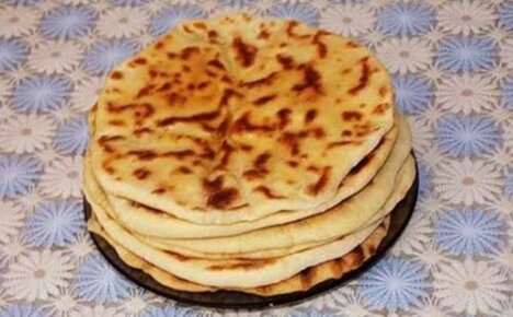 Den nationella maträtten för folken i Kaukasus - khychins med potatis och ost
