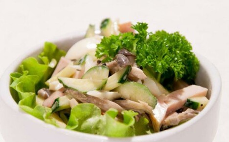 Cea mai populară salată de șuncă și ciuperci