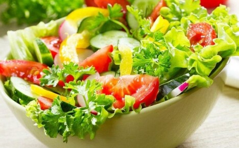 Hogyan készítenek tapasztalt szakácsok finom nyári salátákat
