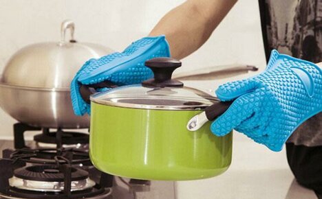 Vícebarevné silikonové rukavice z Číny