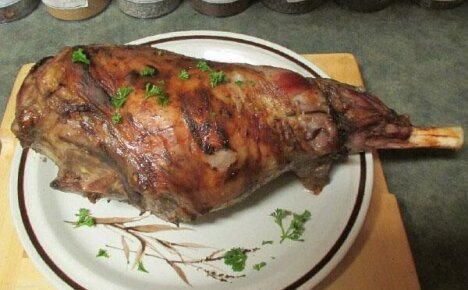Fırında kuzu budu pişirmek için hızlı ve lezzetli tarifler