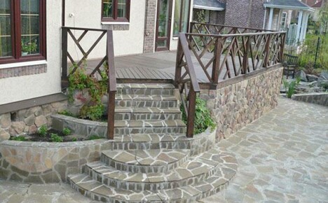 Un portico in cemento d'élite decorerà una casa in un cottage estivo