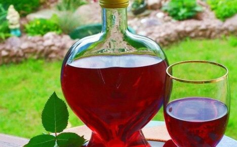 Готвене на ароматно вино от розови листенца у дома