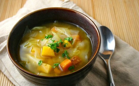 Hvordan lage suppe med kål og poteter - trinn for trinn