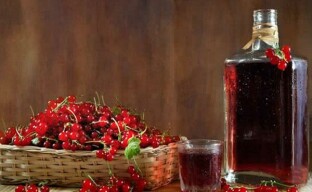 Cooking homemade currant wine