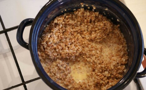 Come cucinare il grano saraceno in una casseruola con acqua e latte