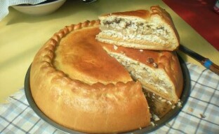 Varenie tatárskeho národného jedla: koláč gubadya so súdom na kvasinkové cesto