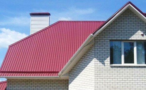 Bagaimana bumbung bumbung dengan kepingan berprofil dengan tangan anda sendiri