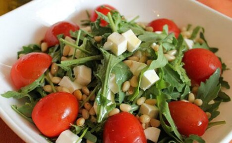 Salada de vitaminas do czar com rúcula para uma refeição diária
