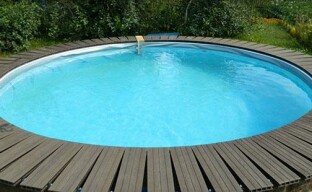 Yazlık bir kır evinde yüzme havuzu inşaatı