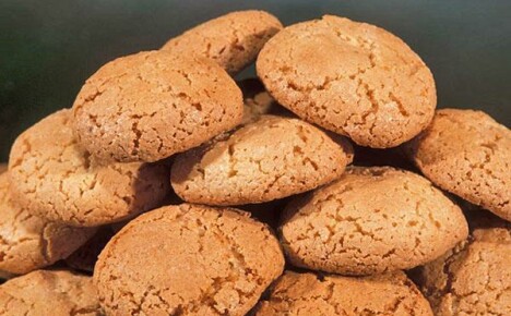Choosing an original recipe for almond cookies