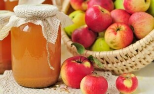 น้ำแอปเปิ้ลธรรมชาติสำหรับฤดูหนาวจากเครื่องคั้นน้ำผลไม้โดยการฆ่าเชื้อ
