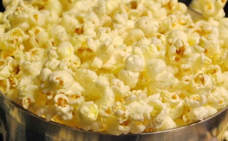 So machen Sie leckeres Mais-Popcorn in Ihrer Wohnküche