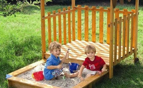 Caixa de areia construída por você mesmo - área de recreação para crianças pequenas