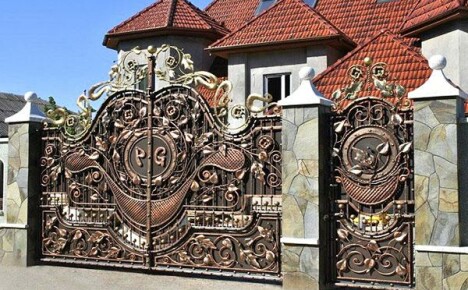 Vizitka venkovského domu je kovaná železná brána
